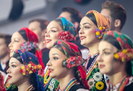 Bliski kadr na kilka chórzystek w kostiumach łowickich