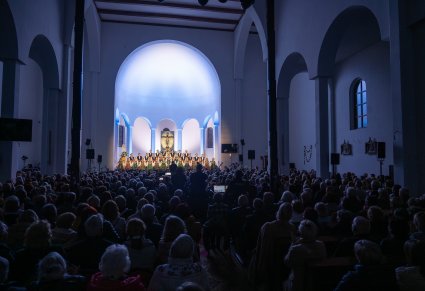 Chór i orkiestra podczas koncertu w kościele