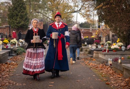 Para Artystów w kostiumach wilanowskich kwestująca na Starych Powązkach