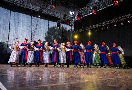 Grupa Artystów w kostiumach wilanowskich wykonująca choreografię taneczną na scenie