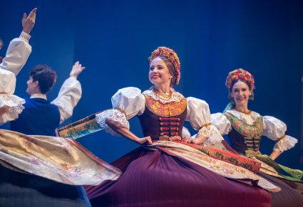 Zbliżenie na tancerki w kostiumach rozbarskich w obrotach