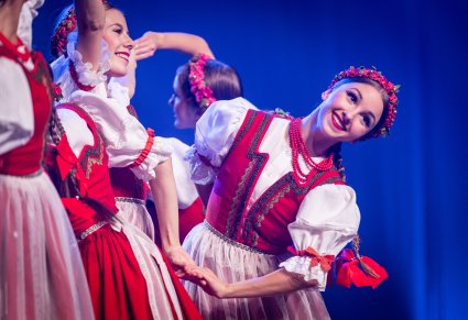 Zbliżenie na tancerkę w kostiumie jurgowskim podczas tańca