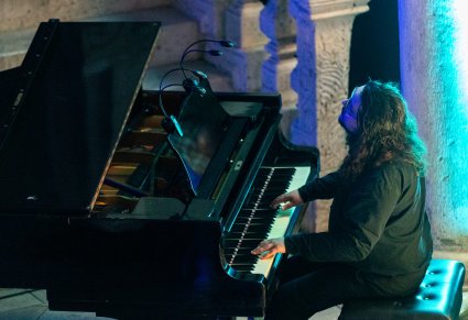 Zbliżenie na akompaniatora grającego na instrumencie