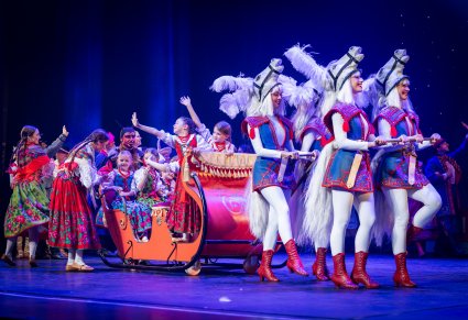 Artyści w kostiumach ludowych na saniach, sanie ciągnięte przez 4 Artystki w kostiumach koni