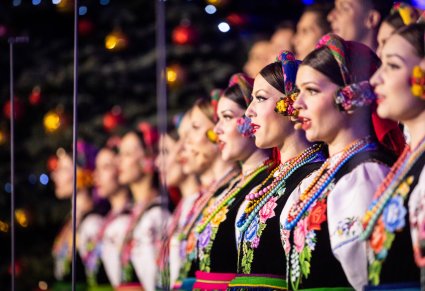 Zbliżenie na Artystki Chóru w kostiumach łowickich w trakcie śpiewu