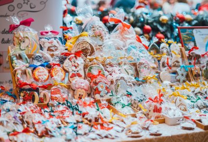 Zbliżenie na stoisko z kolorowymi piernikami