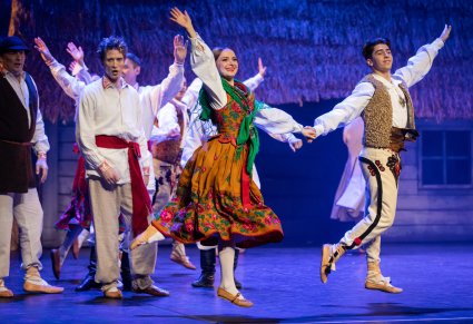 Na scenie grupa Artystów w kostiumach ludowych we wspólnej scenie
