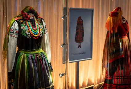 Kostiumy ludowe łowicki i sieradzki na manekinach