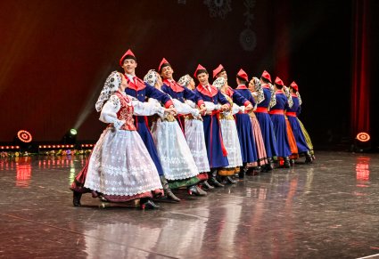 Artyści w kostiumach wilanowskich podczas wykonywania choreografii tanecznej na scenie