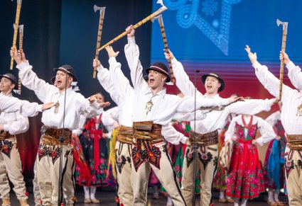 Zbliżenie na grupę Artystów w kostiumach podhalańskich podczas wykonywania choreografii tanecznej góralskiej