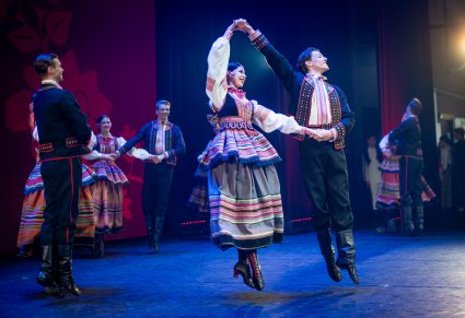 Zbliżenie na parę taneczną w kostiumach krzczonowskich na scenie