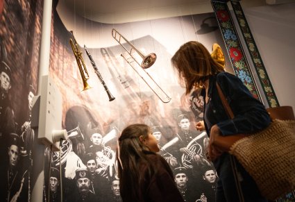Goście Narodowego Czytania, podczas zwiedzania Centrum Folkoru Polskiego "Karolin"