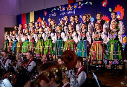 Chór i orkiestra podczas koncertu w kościele