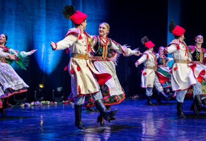 Para taneczna w kostiumach krakowskich na scenie