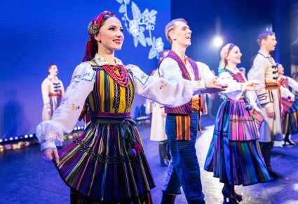 Na scenie Artyści w kostiumach opoczyńskich podczas wykonywania choreografii tanecznej