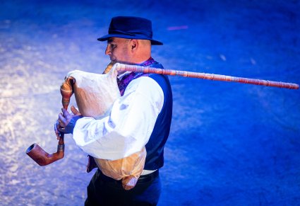 Artysta z Dubrownika grający na tradycyjnym instrumencie