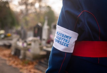 Zbliżenie na opaskę RATUJMY ZABYTKI POWĄZEK na kostiumie męskim wilanowskim