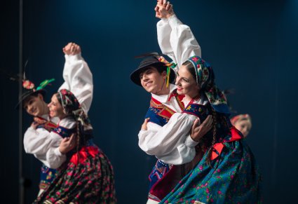 Pary Artystów w kostiumach limanowskich w trakcie wykonywania choreografii tanecznej