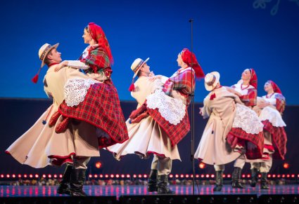 Pary Artystów w kostiumach łańcuckich w trakcie wykonywania choreografii tanecznej