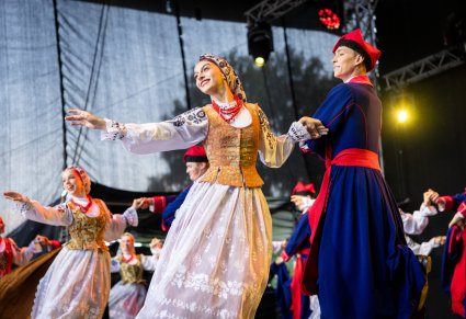 Na scenie pary Artystów w kostiumach wilanowskich w trakcie wykonywania choreografii tanecznej