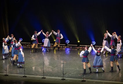 Na scenie Artyści w kostiumach kaszubskich podczas wykonywania choreografii tanecznej