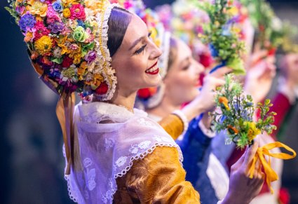 Zbliżenie na artystkę w kostiumie bamberskim w trakcie wykonywania choreografii tanecznej