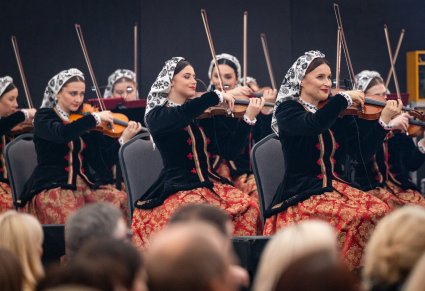 Skrzypaczki w kostiumach wilanowskich podczas koncertu