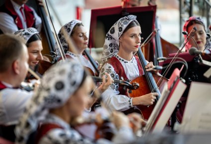 Zbliżenie na część orkiestry w kostiumach wilanowskich