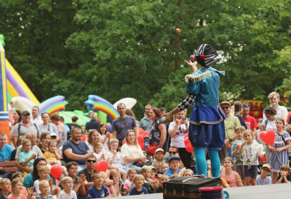 Żongler na scenie w Strefie Dziecka wykonuje pokaz dla publiczności