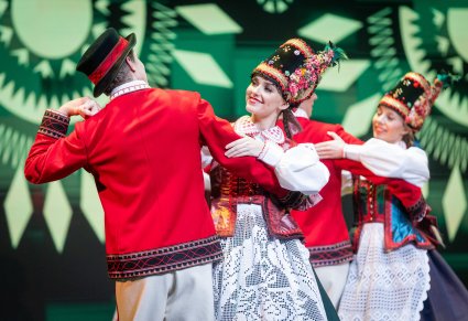 Zbliżenie na parę w kostiumach kurpiowskich