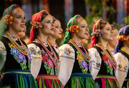 Zbliżenie na kilka chórzystek w kostiumach łowickich