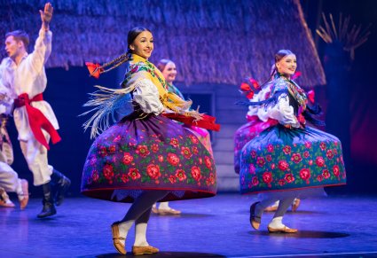 Zbliżenie na Artystki w kostiumach podhalańskich w trakcie wykonywanie choreografii tanecznej
