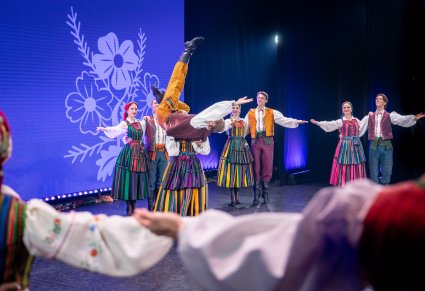 Artyści w kostiumach opoczyńskich podczas wykonywania choreografii tanecznej na scenie