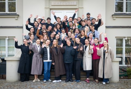 Zespół Politechniki Warszawskiej przed Centrum Folkloru Polskiego "Karolin"