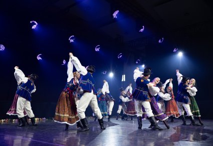 Pary Artystów w kostiumach limanowskich w trakcie wykonywania choreografii tanecznej