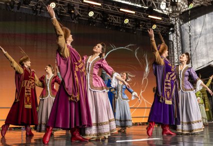 Pary Artystów w kontuszach w trakcie wykonywania choreografii tanecznej