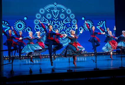 Pary Artystów w kostiumach kujawskich podczas wykonywania choreografii tanecznej