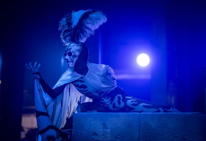 Postać Śmierci podczas wykonywania choreografii tanecznej