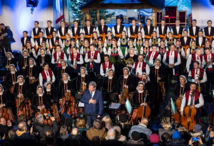 Dyrygent, chór i orkiestra po koncercie w ukłonach