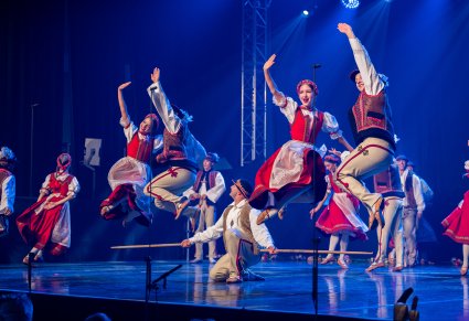 Tancerze w kostiumach jurgowskich podczas układu tanecznego