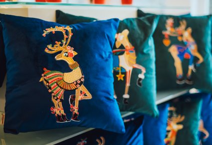 Zbliżenie poduchy z wzorami świątecznymi