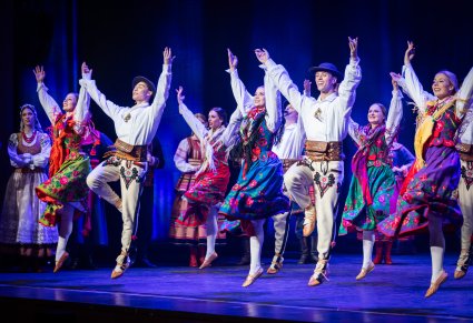 Artyści w kostiumach podhalańskich podczas wykonywania choreografii tanecznej na scenie