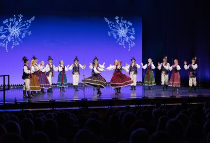 Grupa Artystów w kostiumach limanowskich w trakcie wykonywania choreografii