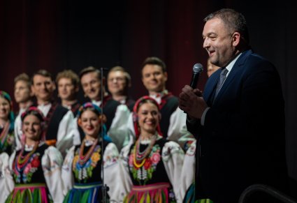 Burmistrz przemawiający po koncercie