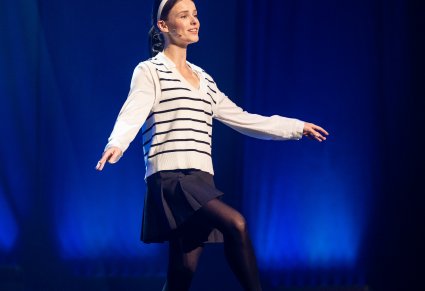 Zbliżenie na aktorkę w trakcie tanecznej figury