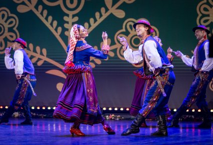 Zbliżenie na parę taneczną w kostiumach podegrodzkich na scenie