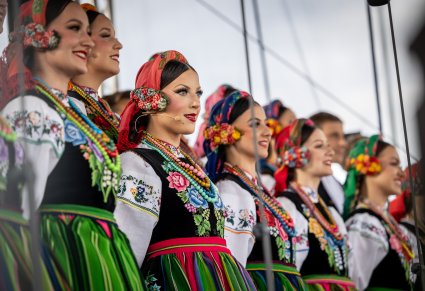 Zbliżenie na Artystki Chóru w kostiumach łowickich na scenie