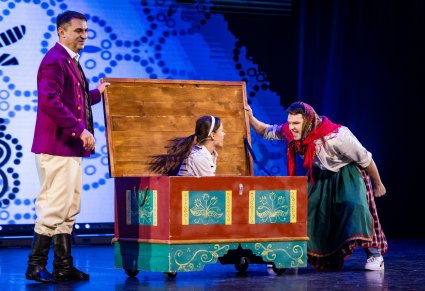 Pan Kajetan, Agnieszka siedząca w skrzyni i Tomek, przebrany za "Babę"