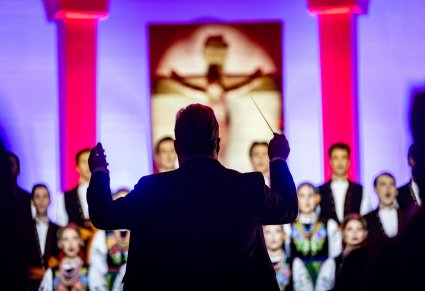 Zbliżenie na dyrygenta podczas koncertu