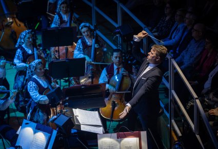 Zbliżenie na dyrygenta podczas koncertu